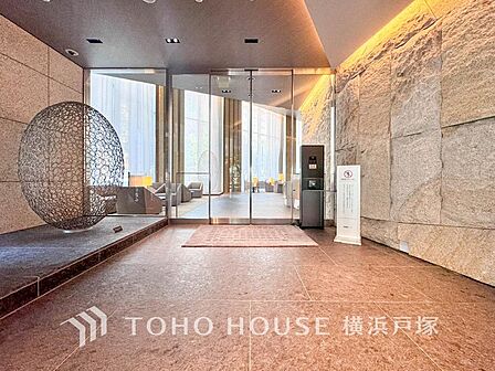【Entrance】上質感漂うエントランス。めまぐるしく過ぎ行く日々の中でゆったりとした休息と癒しを提供してくれる。
