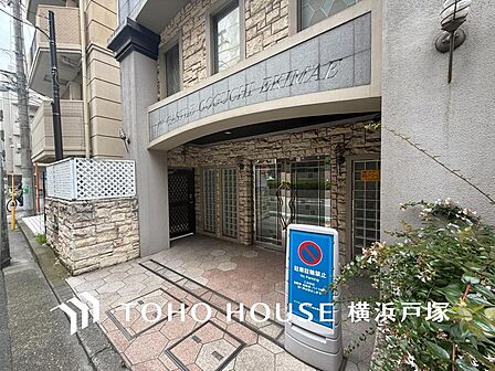 上品で清潔感があるエントランスは住人やゲストを迎え入れ、そして送り出す場にふさわしい上質な空間です。プライベート感が高まるシックな装いのエントランス。