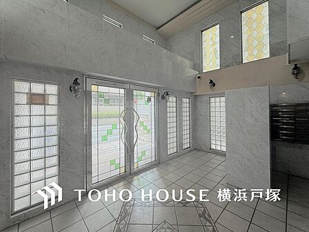 足を踏み入れると静穏な時間が流れるエントランスホール。心やすらぐ憩いのスペース。ゆったりと寛ぎながら、思い思いの時間を過ごせる空間です。