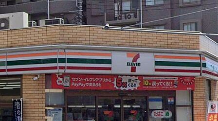 大口駅南側エリアにある通勤・通学に便利なコンビニ。人気のお弁当や惣菜が常に安定して揃い、駅利用時のスマートな買い物に24時間大活躍します。