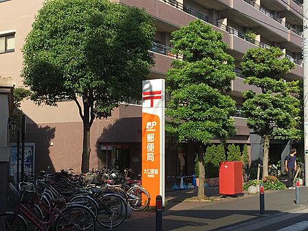 大口駅からのアクセスも良い身近な郵便局。郵便や金融の手続きがスムーズに行え、親切な対応で周辺住民やビジネス層の毎日を支えています。