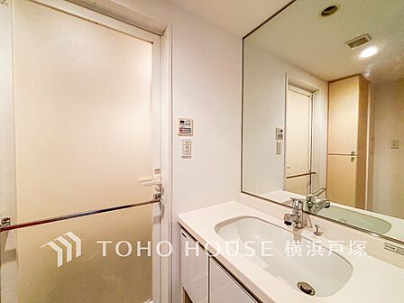 【Powder room】洗面化粧台にも収納スペースを設ける事により、散らかりやすい洗面スペースをスッキリ保てます。
