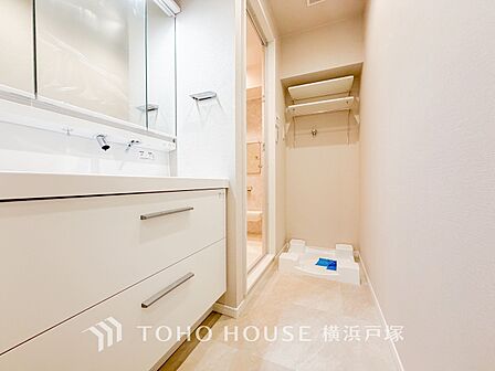 【Powder room】脱衣スペースを含む空間はゆとりの広さ。また洗面化粧台にも収納スペースを設け、洗面スペースもスッキリ。
