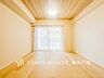 リビング/ダイニング：【Living room】明るく開放的な空間が広がるLDK。室内には豊かな陽光が注ぎ込み、爽やかな住空間を演出。