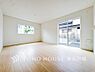 リビング/ダイニング：【Living room】ここにはみんなが集い、食事と楽しい会話が始まる。話に夢中になりすぎて、ついつい時を忘れてしまう。そんな束の間の幸せを感じさせてくれる場所。