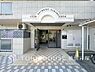 玄関：【Entrance】居住者の帰り、訪れる方を優しく迎え、やすらぎに満ちた生活空間を予感させる。健やかな暮らしを楽しめそう。