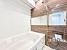 浴室：【Bathroom】1日の疲れを取り心身を癒すことができる住まいの中のリラクゼーション空間、リラックスできるよう優しいカラーをチョイスしました。時を忘れるほどのんびりできる空間に。