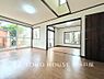 リビング/ダイニング：【Living room】明るく開放的な空間が広がるLDK。室内には豊かな陽光が注ぎ込み、爽やかな住空間を演出。