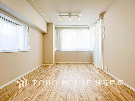光が注がれる青い空から鮮やかに赤色にゆっくりと染まる。そんな優しい時間がここでは流れてゆく。