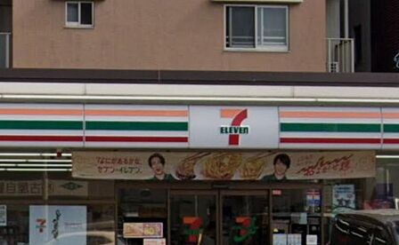 鶴見中央5丁目にある立ち寄りやすいコンビニ。人気のお弁当や惣菜、セブンカフェが常に安定して揃い、日常のクイックな買い物や休憩に大変便利です。