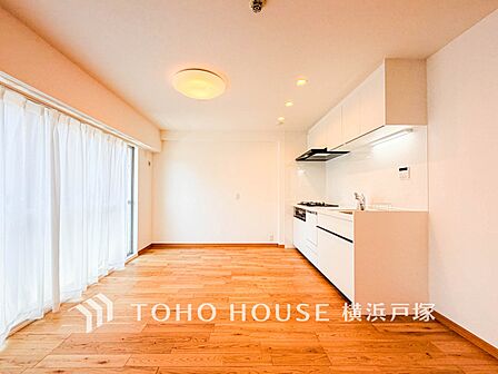 【Living room】ここにはみんなが集い、食事と楽しい会話が始まる。話に夢中になりすぎて、ついつい時を忘れてしまう。