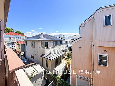 【View】星空が地上に映りこむかのような夜景のきらめきまで、この街ならではの美しい風景の物語が室内に展開。