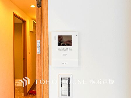 【TVモニタ付きインターホン】誰が来てもわかる様にモニター付きインターホンを設置。快適と安らぎを合わせた優しい設計。