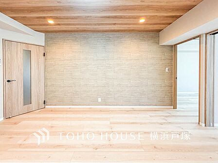 【Living room】明るく開放的な空間が広がるLDK。室内には豊かな陽光が注ぎ込み、爽やかな住空間を演出。