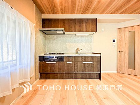 【Kitchen】ご家族みんなで調理ができる位のスペースを実現したキッチン空間となっております。みんなで作った料理を召し上がりながらの会話は、どのような物になるのでしょうか。