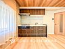 キッチン：【Kitchen】ご家族みんなで調理ができる位のスペースを実現したキッチン空間となっております。みんなで作った料理を召し上がりながらの会話は、どのような物になるのでしょうか。