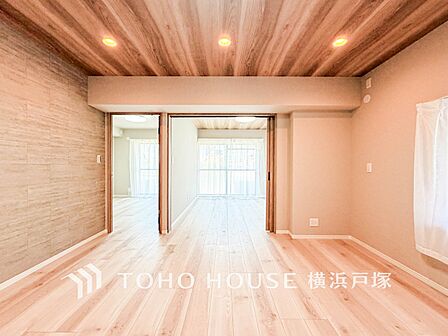【Room】採光もアクセントの一つとして。プライベートルームにはやさしい光が射し込んでいて、この明るい好みの空間で読書をしたり、音楽を聞いたりと一人の時間も充実したものにできます。