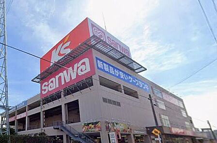 新鮮な生鮮食品や自家製惣菜が充実しているスーパー。広々とした売場で買い物がしやすく、駐車場完備でファミリー層の日々の買い物に重宝されています。