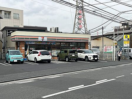 矢向1丁目の住宅街近くにある便利なコンビニ。人気のお弁当や惣菜、セブンカフェが安定して揃い、近隣住民の日常のちょっとした買い物に活躍します。