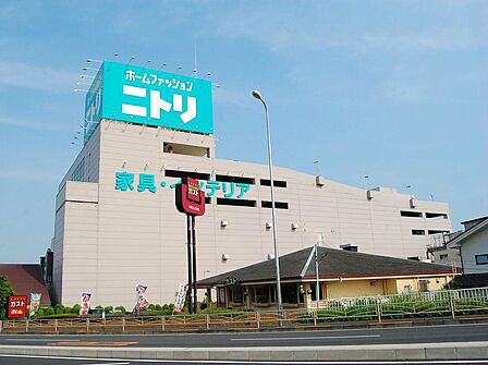 家具から日用雑貨、インテリアまで幅広く揃う大型ホームファッション店。お買い得で使い勝手の良い家具や収納用品が並び、新生活の準備にも最適です。