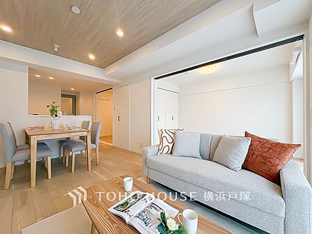 【Living room】柔らかな色合いのフローリングと清潔感の溢れるクロスが明るい空間を創り出しているリビングダイニング。憩いの場に相応しく、ここで楽しむ家族の時間が絆をより深めてくれそうです。