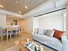 リビング/ダイニング：【Living room】柔らかな色合いのフローリングと清潔感の溢れるクロスが明るい空間を創り出しているリビングダイニング。憩いの場に相応しく、ここで楽しむ家族の時間が絆をより深めてくれそうです。