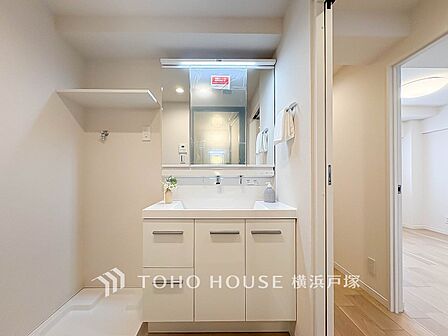 【Powder room】清潔感のあるプライベート空間は、身だしなみチェックや肌のお手入れに最適です。収納もあり、スッキリと見映えの良い空間に拵えました。時間に余裕とゆとりを持たせます。