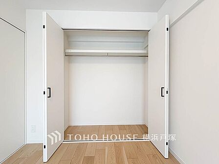 【Storage】整理整頓がしやすい収納スペース。日常の必需品をすっきり収納し、部屋を広く保つ機能的な設計。