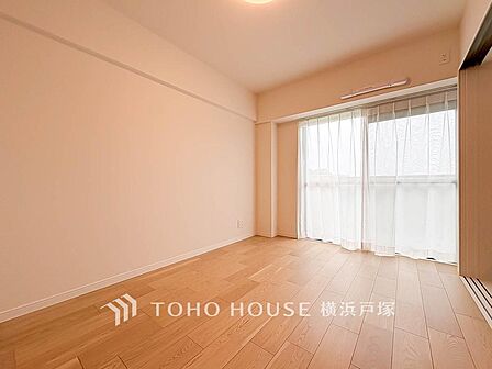 【Room】大きな窓からたっぷりと陽光が注がれる明るい空間。家族の成長に対応できる永住仕様の間取り。時を忘れて過ごす場所として過ごせるお部屋。