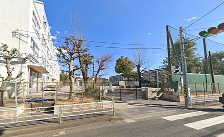 緑豊かな環境に位置する「横浜市立長津田第二小学校」。のびのびとした教育環境のもと、子どもたちが健やかに学んでいます。周辺は穏やかな住宅街が広がっており、子育て世帯の日々の暮らしを優しく支える環境です。