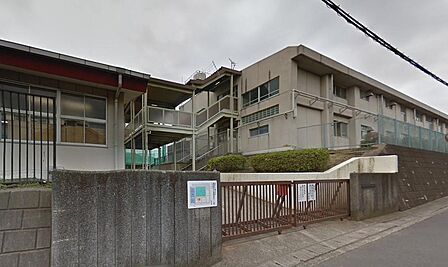 横浜市立田奈中学校は、緑豊かで落ち着いた環境にある公立中学校。のびのびとした教育方針のもと、生徒たちは学習や部活動に励んでいます。周辺は穏やかな住宅街が広がっており、子育て世帯にもおすすめの環境です。