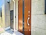 玄関：【Entrance】清潔感溢れる玄関がお出迎えする本邸宅の物語は、ここから始まる日常を期待させます。この場所には「希望」と「優越」で包み込んでくれる「特別」な空間があります。
