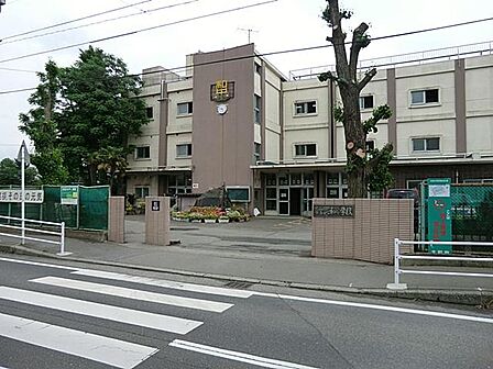 市街地に近く便利な環境にある公立中学校。文武両道を掲げて学力向上と部活動の活性化に注力し、生徒の主体性を尊重しながら地域社会と連携して心豊かな青年を育んでいます。