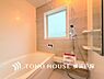 浴室：【Bathroom】1日の疲れを取り心身を癒すことができる住まいの中のリラクゼーション空間、リラックスできるよう優しいカラーをチョイスしました。時を忘れるほどのんびりできる空間に。