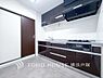 キッチン：【Kitchen】夫婦そろってキッチンに立っても調理がしやすく余裕の広さ。家事をしながら会話も弾みます。