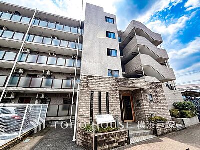 外観：【Appearance】爽やかな青空の下に贅沢なほどに降り注ぐ陽光、豊かな居住性と、クオリティが見事に調和した住空間は、住まうことの喜びを感じさせてくれます。