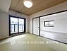 和室：【Japanese-style room】和室があることで落ち着きと癒しの空間が生まれます。来客時の客室としても利用できますし、お子様のプレイルームやお昼寝に最適なお部屋です。