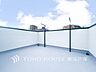 バルコニー：【Roof balcony】見事なまでの開放的な空間を演出しながら、太陽の笑顔と星々のささやきが舞い込み、爽やかな風を感じられます。