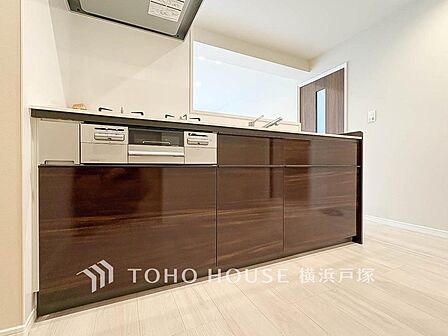 【Kitchen】夫婦そろってキッチンに立っても調理がしやすく余裕の広さ。家事をしながら会話も弾みます。