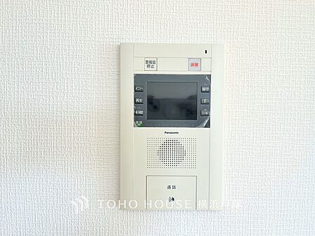 【TVモニタ付きインターホン】誰が来てもわかる様にモニター付きインターホンを設置。快適と安らぎを合わせた優しい設計。