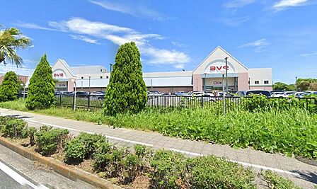 横須賀の海沿いエリアにある大型スーパー。広大な売場に新鮮な生鮮食品や惣菜、日用品が豊富に揃います。広い駐車場も完備され、まとめ買いにも大変便利。毎日のお買い物を快適に支える、地域の頼れるスポットです。