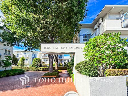 豊かな緑に包まれたエントランスは、まるで公園のよう。お子様がのびのびと遊べる広々とした空間で、家族の笑顔が自然と生まれます。