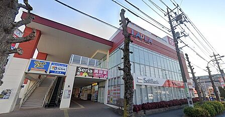 生鮮食品が充実したロピアをはじめ多彩なショップが集う「ラプラ中央林間」。ドラッグストアや雑貨も一所で揃い、毎日のまとめ買いが快適に完結。家族の食卓を豊かに彩る、買い物利便性に優れた好ロケーションです。