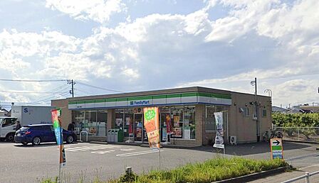 夜遅くの帰宅や急な買い足しに重宝する「ファミリーマート相模原上鶴間店」。淹れたてコーヒーやお弁当、人気のスイーツが気軽に手に入ります。ATM利用や各種手続きもスムーズで、毎日の暮らしを安心に支えます。