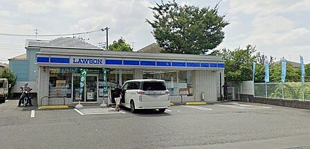 店内調理の温かいお弁当や惣菜が人気の「ローソン上鶴間店」。挽きたてコーヒーや限定スイーツも充実し、日々の食事やカフェタイムを手軽に楽しめます。24時間営業で急な買い足しにも素早く対応できる施設です。