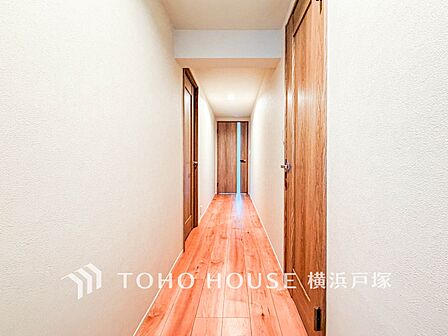 清潔感漂う廊下。各お部屋をつなぐ主要空間として美しく存在しています。