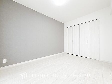 【Room】1日の疲れを癒し、心地よく寛げるようゆったりとした広さを確保しています。プライベートタイムをより優雅に穏やかに…。落ち着いた雰囲気を紡ぎます。