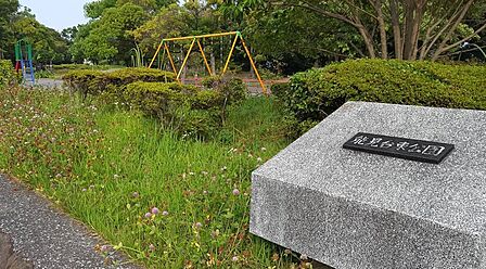 能見台東公園まで約240m。能見台東公園が生活圏内にあり、お子様の遊び場や晴れた日のピクニックにも活用できます。緑を身近に感じながら過ごせる住環境です。