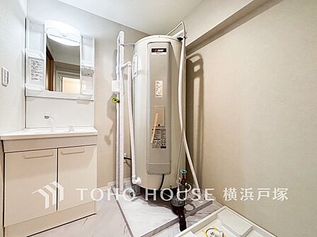 【Powder room】洗面化粧台にも収納スペースを設ける事により、散らかりやすい洗面スペースをスッキリ保てます。