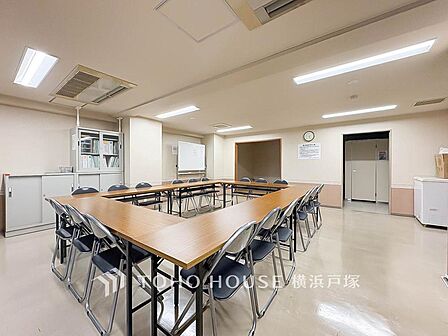 【集会室】マンション内には住民同士の交流や各種集まりに利用できる集会室を設置。敷地内で気軽に利用できる共用スペースとして、暮らしをサポートします。